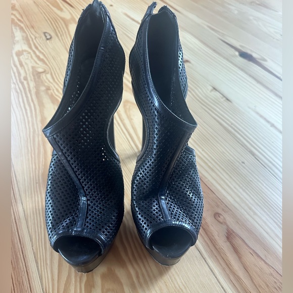 Gucci KIM Perforated leather platform black heels open toe 38.5 - Picture 2 of 7